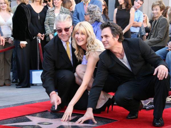 Actores como Naomi Watts y Kyle MacLachlan, así como figuras como Steven Spielberg, rinden homenaje a su legado único.