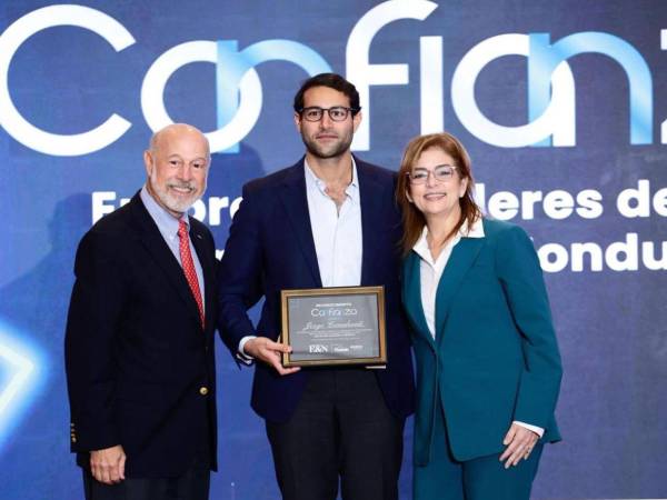 La noche del jueves se realizó la entrega de premios de Revista Estrategia &amp; Negocios, Pizzolante y Datos Group a los líderes y empresas de Alta Confianza Honduras 2025.