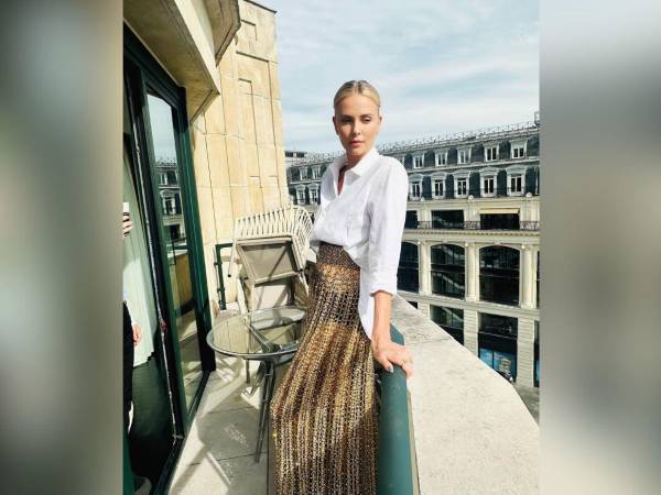 Nacida en Benoni, Sudáfrica, el 7 de agosto de 1975, Theron creció en una granja a las afueras de Johannesburgo, junto a su madre Gerda y su padre Charles, en el seno de una familia marcada por la violencia doméstica y el alcoholismo paterno.