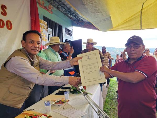 El ministro del Instituto Nacional Agrario (INA), Javier Talabera, entregó el título de propiedad a uno de los dirigentes de la Tribu Indígena Nahuas del municipio de Jano en el departamento de Olancho.
