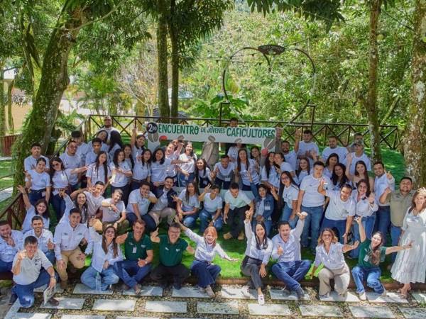 Jóvenes hondureños participan en programas de formación impulsados por Nestlé, adquiriendo conocimientos y herramientas para fortalecer sus competencias profesionales.