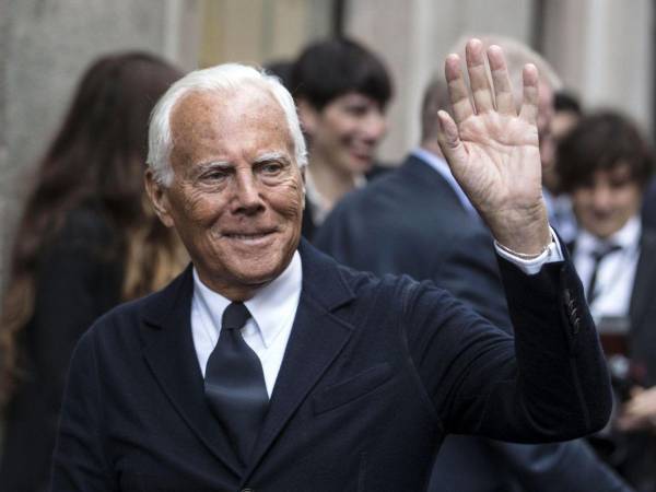 Hasta sus últimos días, Giorgio Armani mantuvo el mismo rigor que definió su carrera. Aunque convaleciente tras una supuesta infección el diseñador continuó al mando de su maison desde su residencia en Milán, atento a cada movimiento de la firma que llevaba su nombre.