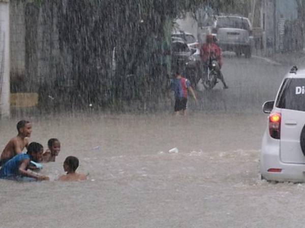 Los meteorólogos advierten que las marejadas ciclónicas y olas peligrosas podrían afectar la costa sur de la isla hasta el martes.