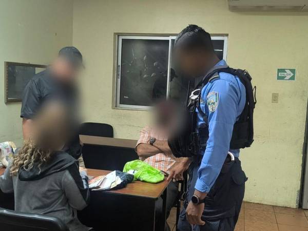Ambas personas realizaron el conteo del dinero en una posta de la Policía Nacional de Honduras.