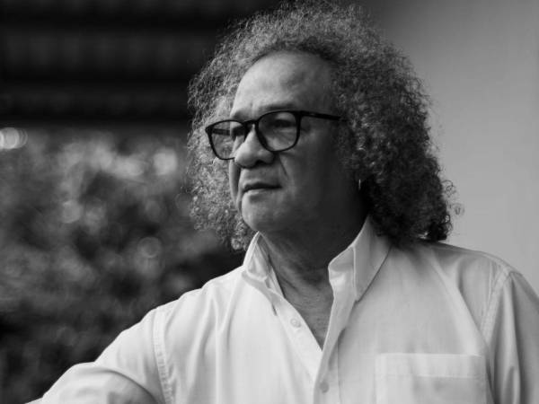 El primer texto que publicó Carlos Lanza sobre arte fue “Santos Arzú: la huella en búsqueda del hombre” (1996), sobre la exposición Templo en ruinas.
