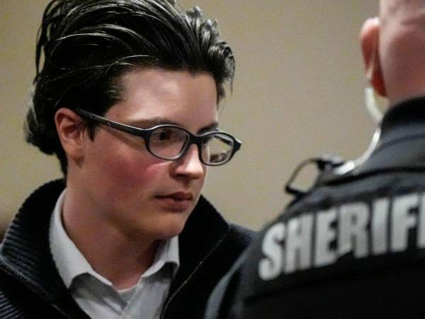 Colt Gray, el joven que a los catorce años mató a cuatro personas en su escuela del estado de Georgia, fue condenado este martes a cadena perpetua sin posibilidad de libertad condicional, la pena máxima que la ley permitía por su edad en el momento del ataque.