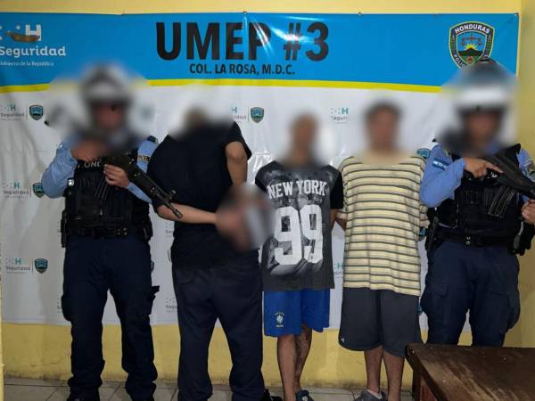 Los tres jóvenes tras ser aprehendidos por elementos de la Policía Nacional (PN) asignados a la estación de la colonia La Rosa.