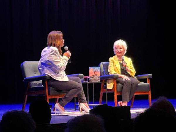 Como cierre del evento, Allende celebró el auge de las autoras de ficción, aunque no le cabe ninguna duda: tiene que ver con un fenómeno de mercado desde que las editoriales vieron que son las mujeres las que más consumen ficción en literatura, proclamó.