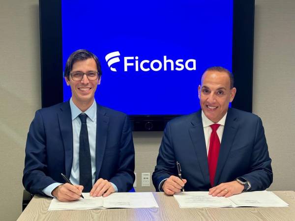 Javier Atala, Presidente Ejecutivo de Banco Ficohsa, e Ignacio Dolega, Managing Director de Latin America Private Debt Solutions de Santander, durante la firma del convenio de financiamiento.