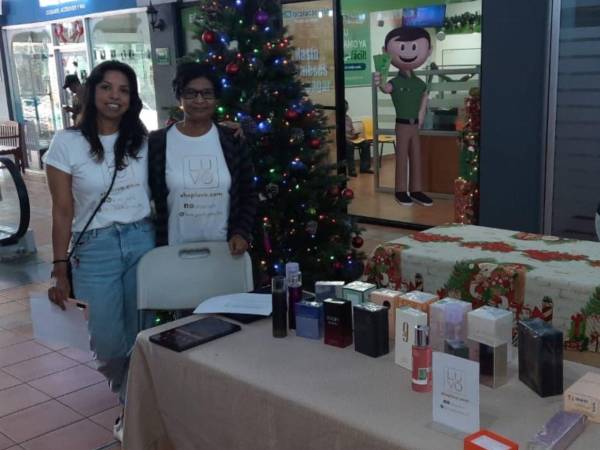 Claudia Galeas recibe el apoyo de su familia para seguir adelante con su emprendimiento.