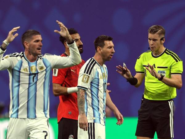 La FIFA tomó una determinación el árbitro que pitó el polémico encuentro entre Argentina y Egipto, cotejo que ganaron los campeones del mundo con marcador de 3-2.