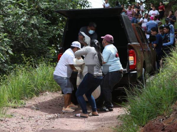 Un hombre que se ganaba la vida como mecánico fue asesinado en el cerro La Bandera de la colonia Nueva Suyapa de Tegucigalpa, a quien no solo le dispararon, sino también atacaron a machetazos. Más detalles a continuación.