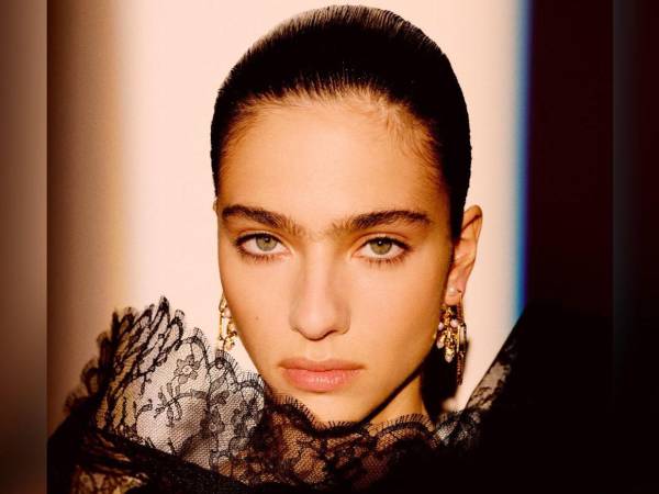 Desde hace semanas, un nombre resuena con fuerza cada vez que Rosalía aparece en escena pública: Loli Bahia, una modelo francesa de 23 años, que ha pasado de ser una figura exclusiva de la alta costura a convertirse en el centro de atención global, debido a su evidente cercanía con la cantante catalana. ¿Es la nueva pareja de Rosalía? A continuación los detalles y las imágenes que desataron esa idea.