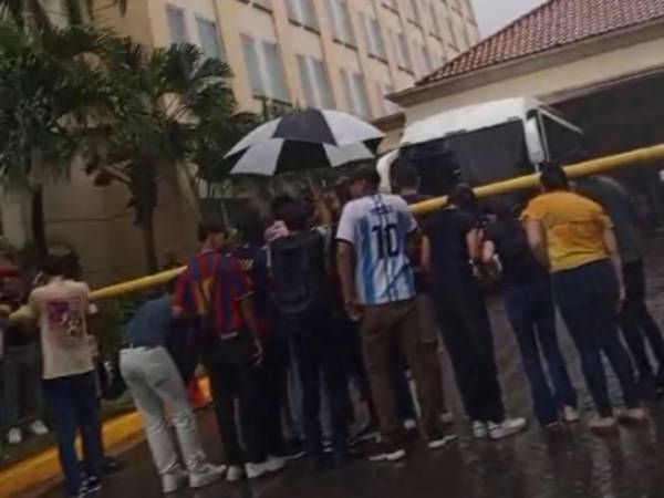 Los fanáticos esperan que Messi salga a saludarlos antes de partir al Estadio Olímpico Metropolitano.