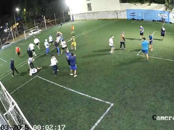 Un hecho insólito se vivió en Argentina cuando un grupo de aficionados del Club Atlético Vélez Sarsfield buscaron bronca con policías que jugaban un partido de fútbol rápido.