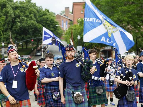 Marruecos y Escocia se enfrentan este viernes en Boston en la segunda jornada de un Grupo C más abierto de lo esperado, en el que Brasil dejó dudas ante los marroquíes, mientras Escocia, líder con tres puntos, puede clasificarse a eliminatorias por primera vez en su historia. Mientras en las calles, la Tartan Army marcha para mandarle todo su apoyo previo al partido.