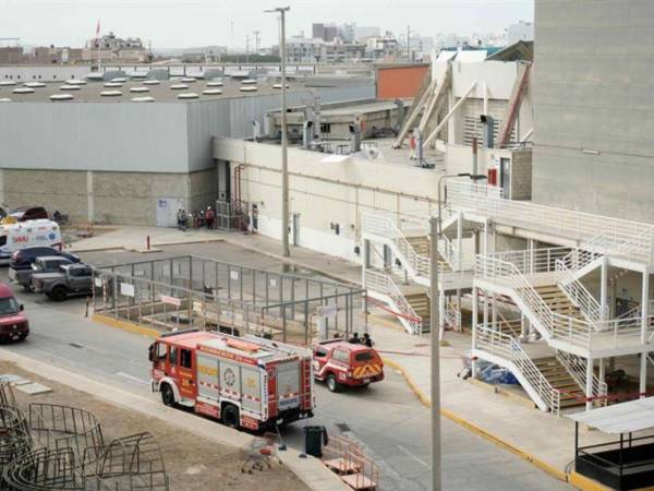 Fotografía del centro comercial Real Plaza este sábado, en Trujillo (Perú). El Gobierno peruano cuenta con información “extraoficial” de que seis personas han fallecido debido al desplome de una cúpula.