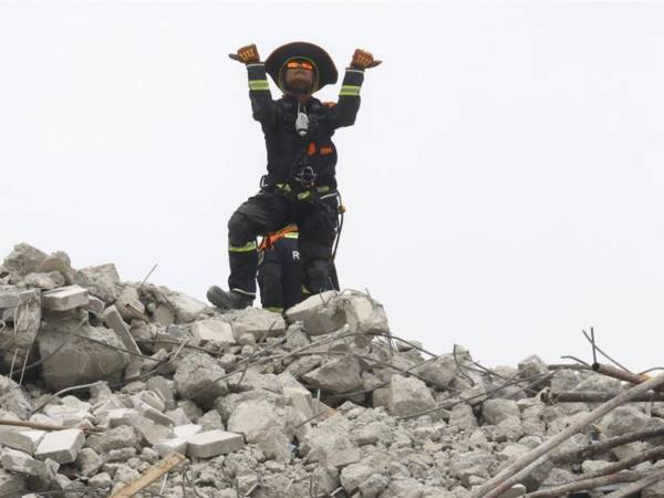 Tras el terremoto de magnitud 7,7 en Birmania, los equipos de rescate luchan contra las dificultades logísticas y la falta de agua potable en zonas devastadas.