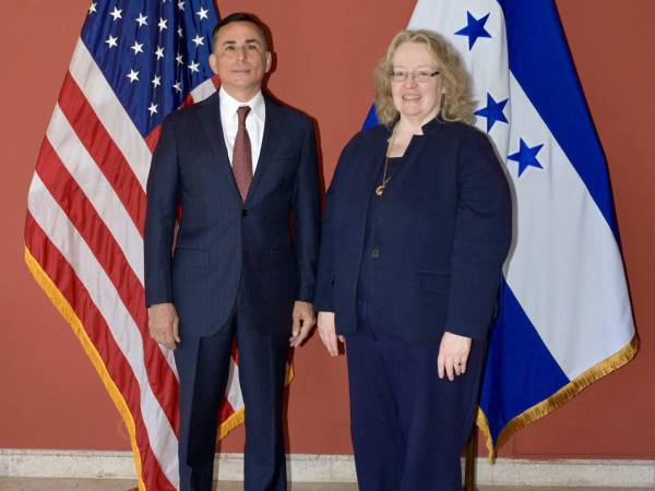 Enrique Rodríguez Burchard junto a la encargada de negocios en Honduras, quien dirige la Embajada desde junio de 2025.