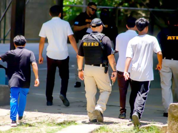 Desde tempranas horas, equipos de la Fiscalía de la Niñez y Adolescencia llegaron al refugio para realizar inspecciones como respuesta a denuncias sobre irregularidades.