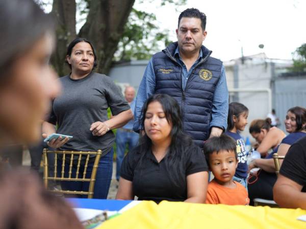 El alcalde del Distrito Central, Juan Diego Zelaya, entregó una ayuda económica a los damnificados de la colonia Villa Unión, en Comayagüela.