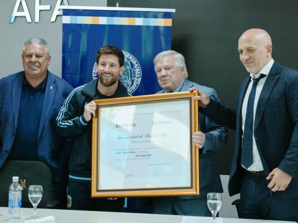 Lionel Messi recibió un diploma y una medalla por parte del rector de la UBA, en compañía con el presidente de la AFA, Claudio Chiqui Tapia.