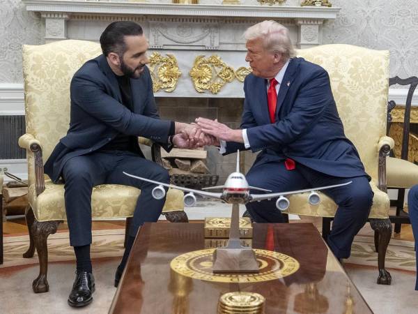Fotografía de archivo del 14 de abril de 2025, en la que el presidente de Estados Unidos, Donald Trump estrecha la mano de su homólogo salvadoreño, Nayib Bukele en el Despacho Oval de la Casa Blanca.