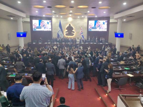 Un zafarrancho se registró la noche del lunes en el hemiciclo del Congreso Nacional, luego de que se diera lectura a la denuncia de juicio político contra el Fiscal General Johel Zelaya.