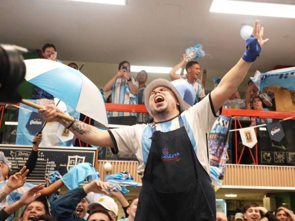 Sería de necios negar que los argentinos son la afición más creativa en la composición de canciones para alentar a sus equipos o la selección nacional en las Copas del Mundo.