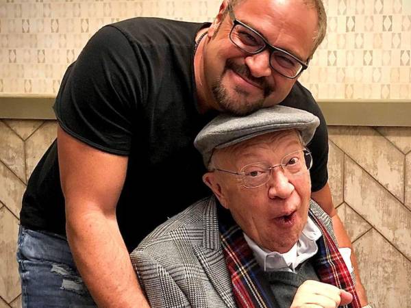 Se nos adelantó, es la ley de la vida, no fue nada caótico, bendito Dios, fue un paro respiratorio, la muerte del rey, se fue dormido, en un hospital resguardado por médicos, declaró Lalo Manzano ante la prensa, un día después de anunciar la noticia del fallecimiento de su padre a través de redes sociales.