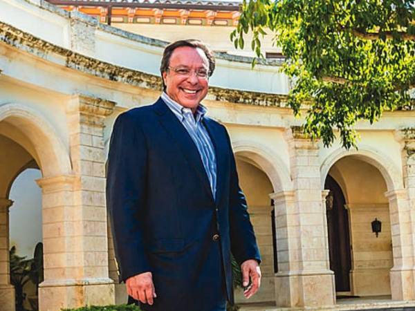 El magnate de la salud Michael Fernández ha donado miles de dólares para pagar los abogados de los cubanos.