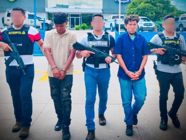 Brayan Adolfo Gómez Baquedano, de 22 años de edad, de oficio asesor financiero, y Mario Abisaí Cañada Rodríguez, tras ser arrestados por agentes de la Dirección Policial de Investigaciones (DPI).