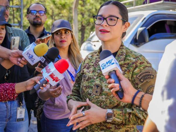 La ministra de Educación, Karla Trigueros, denunció que no la dejaron pasar con los paquetes escolares.