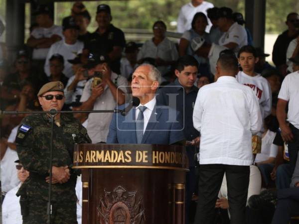 conmemoración del Día del Veterano de Guerra, ceremonia en la que reconoció el sacrificio de los excombatientes.