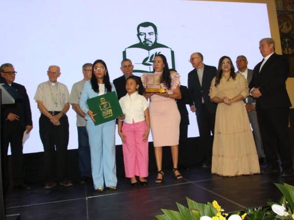 La familia de Juan López, su esposa e hijas, recibieron el reconocimiento.