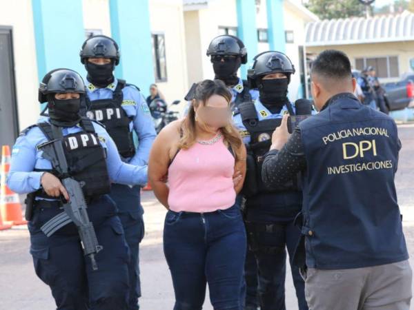 Una mujer de 38 años, conocida en el mundo criminal como La Santera fue capturada por agentes de la Dirección Policial de Investigaciones (DPI) en la colonia Cañada del Distrito Central, como presunta implicada en el asesinato de Isaac Ponce Elvir, un menor de 17 años que fue ultimado el 6 de agosto de 2021.