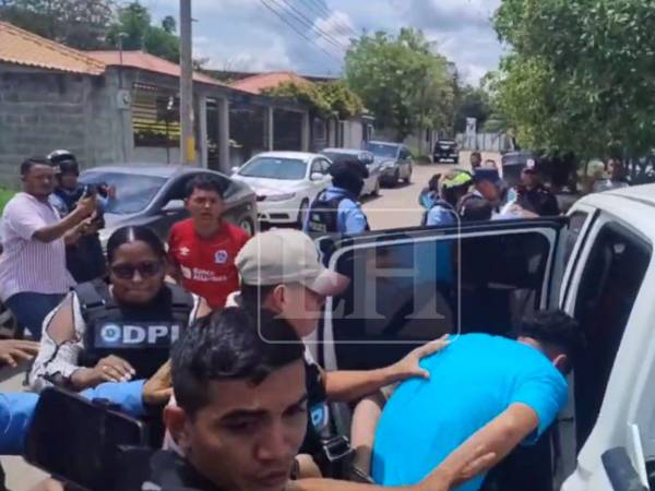 Momentos de tensión se vivieron este miércoles en los juzgados de Villanueva, Cortés, cuando Daniel Antonio Meraz Cáceres salió de la audiencia de declaración de imputado en medio de la indignación de familiares y amigos de la enfermera Elvia Mercedes Gómez López.
