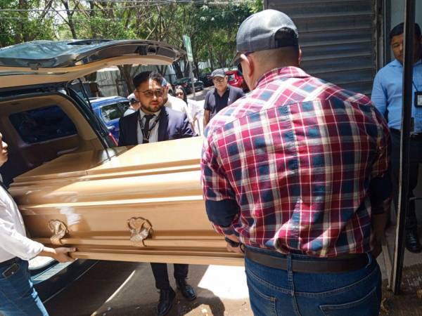 Los familiares retiraron de la morgue de Medicina Forense en horas del medio día, el cuerpo del motociclista que fue identificado como Dony Fernando Cruz.