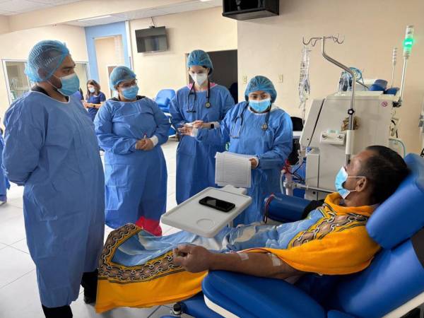 La operación estuvo marcado por la atención de Santos Canales, quien fue el primer pacientes en recibir atención en la nueva clínica.