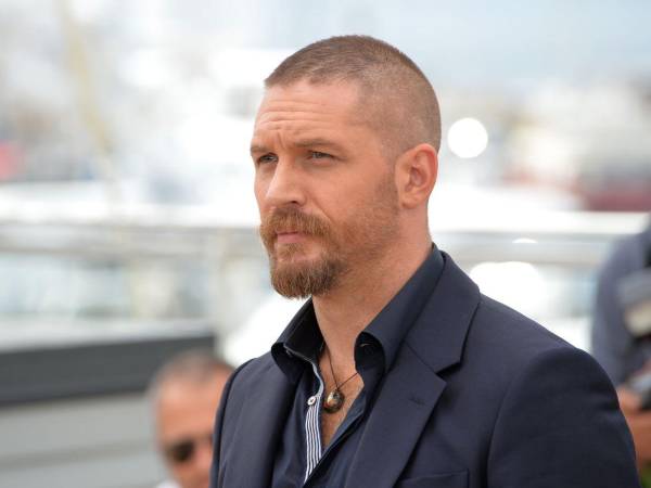 Hoy es uno de los actores más intensos, versátiles y respetados de Hollywood, capaz de desaparecer dentro de personajes complejos y extremos. Pero mucho antes de convertirse en una figura de peso en la industria, Tom Hardy estuvo al borde de perderlo todo.