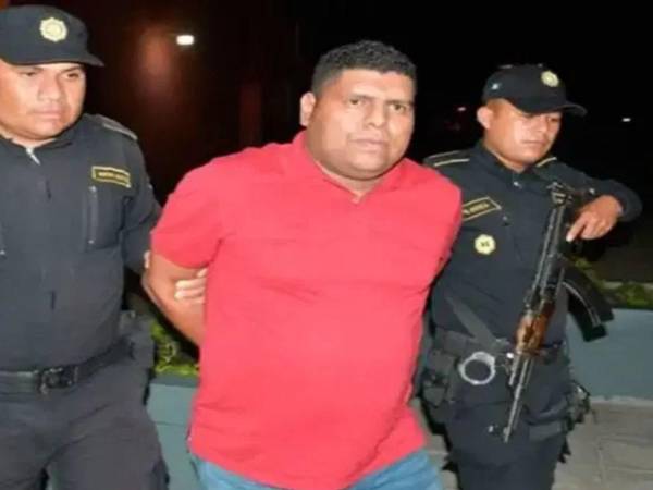 Byron Ruiz Ruiz, también fue conocido como Juan José Acosta Sauceda (y) José Manuel Funes Suárez, nombres falsos que usaba para mantener oculto su perfil.