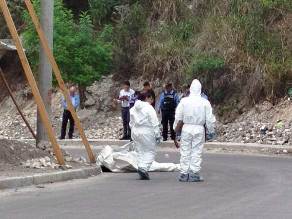 Las autoridades reconocieron el cuerpo y lo trasladaron en calidad de desconocido a la morgue de Medicina Forense para practicarle la autopsia correspondiente.