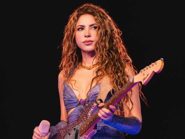 Shakira interpretó el tema Día de enero frente a Antonio de la Rúa.
