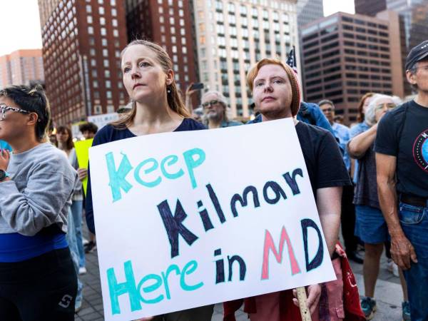 Tras la detención de Kilmar Ábrego, decenas de personas llegaron a protestar y exigir su liberación. Aquí más detalles.