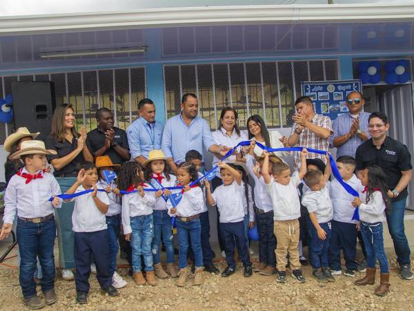 Autoridades de Fundación Ficohsa y líderes comunitarios participaron en la inauguración del Centro Educativo #148 en la aldea de Conquire, San Esteban, Olancho.