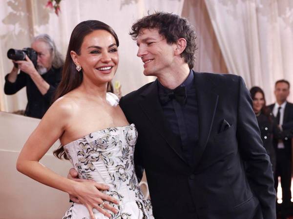 El romance y la elegancia también se hicieron presentes en la alfombra roja de la 83.ª edición de los Golden Globes 2026. Este fue el caso de Mila Kunis y Ashton Kutcher.
