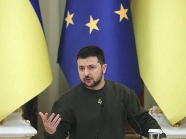 Zelenski aprueba ley que permite que mayores de 60 se unan al ejército ucraniano.