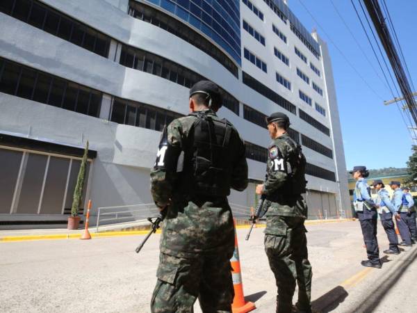Bajo resguardo militar y policial se encuentran las instalaciones del Consejo Nacional Electoral (CNE) horas previas a las elecciones generales del 30 de noviembre.