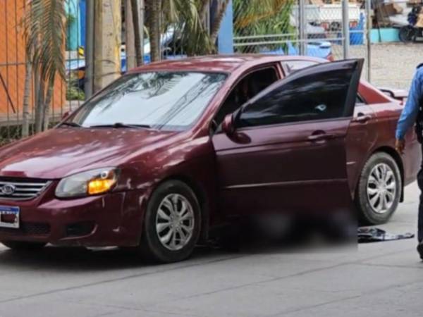 El vehículo, un turismo color rojo, presentaba múltiples perforaciones debido a la ráfaga de disparos.