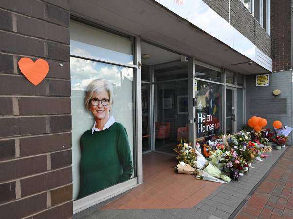 Helen Haines, es una diputada independiente australiana que permanece en estado crítico tras ser atropellada frente a su oficina electoral por un sujeto que intencionalmente viró y retrocedió para arrollarla.